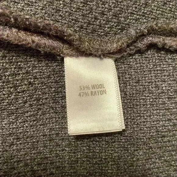 Woman’s Gray 2 Piece Sheath Style Dress Suit Unbranded in Size 10-12. - Picture 14 of 16